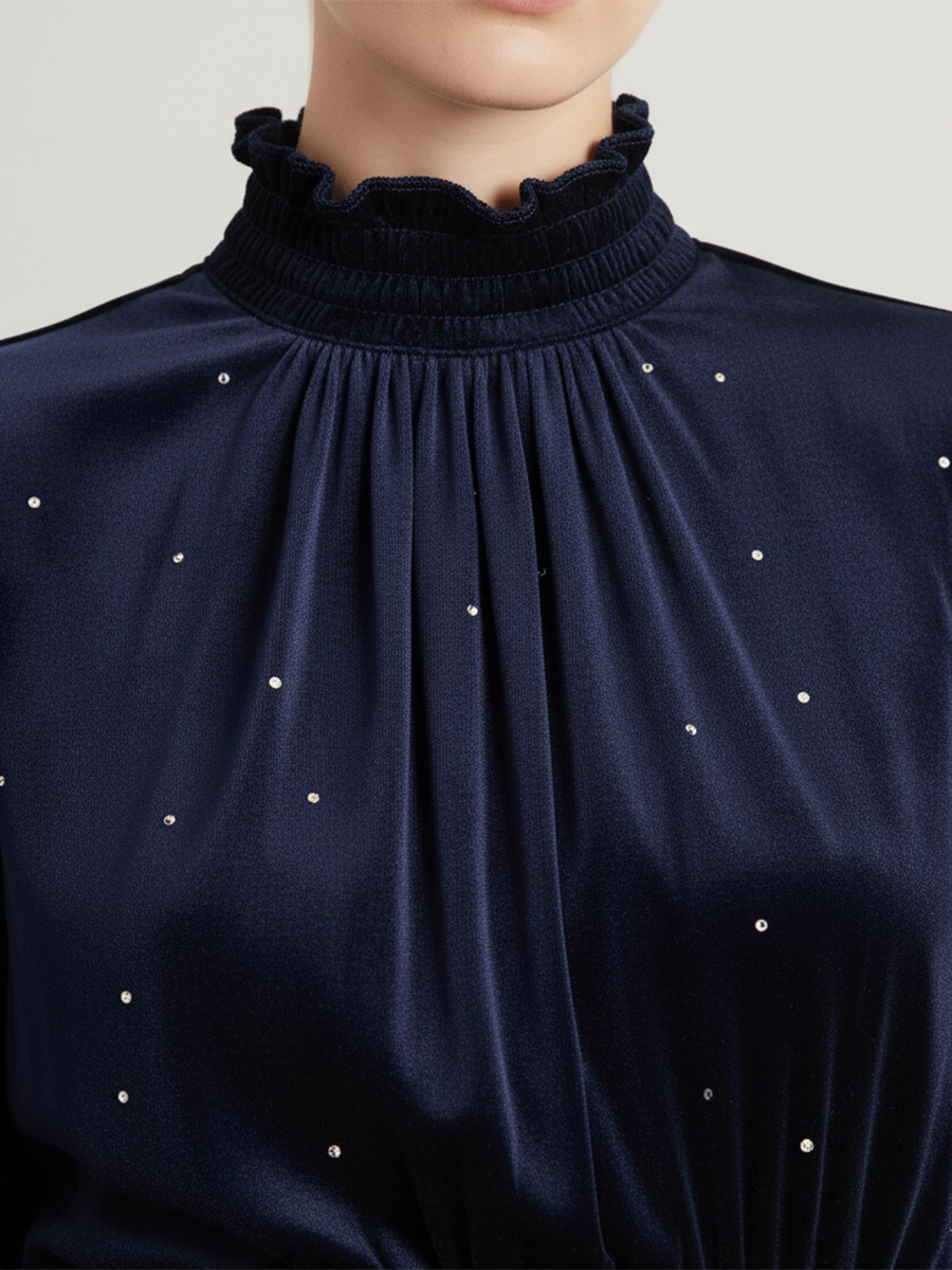 Robe Velours Chic à Col Montant et Détails Éclatants