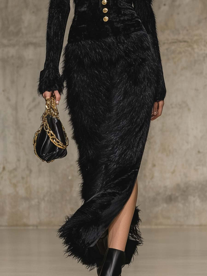 Robe Maxi Élégante en Velours Noir : Décolleté V Rétro avec Boucle Métallique et Ourlet en Fourrure Synthétique