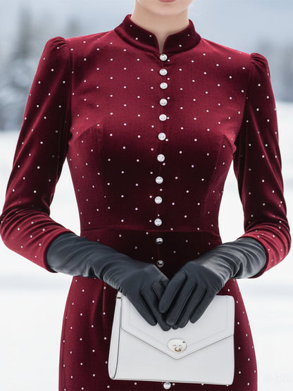 Maxi Robe en Velours Rouge avec Col Montant et Détails Éclatants