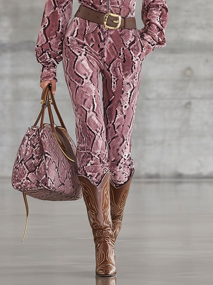 Combinaison Rétro en Velours Rose à Manches Longues avec Imprimé Serpent et Détails Lacés