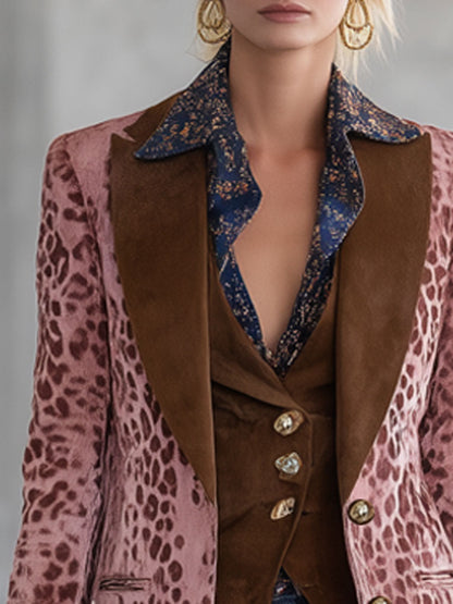 Blazer en Velours Rose à Imprimé Léopard : Élégance Urbaine Rétro avec Détails Marron