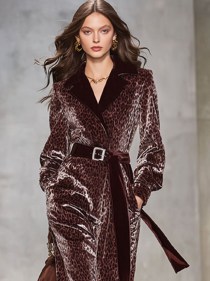 Combinaison en velours à motif léopard avec col cravate et silhouette décontractée