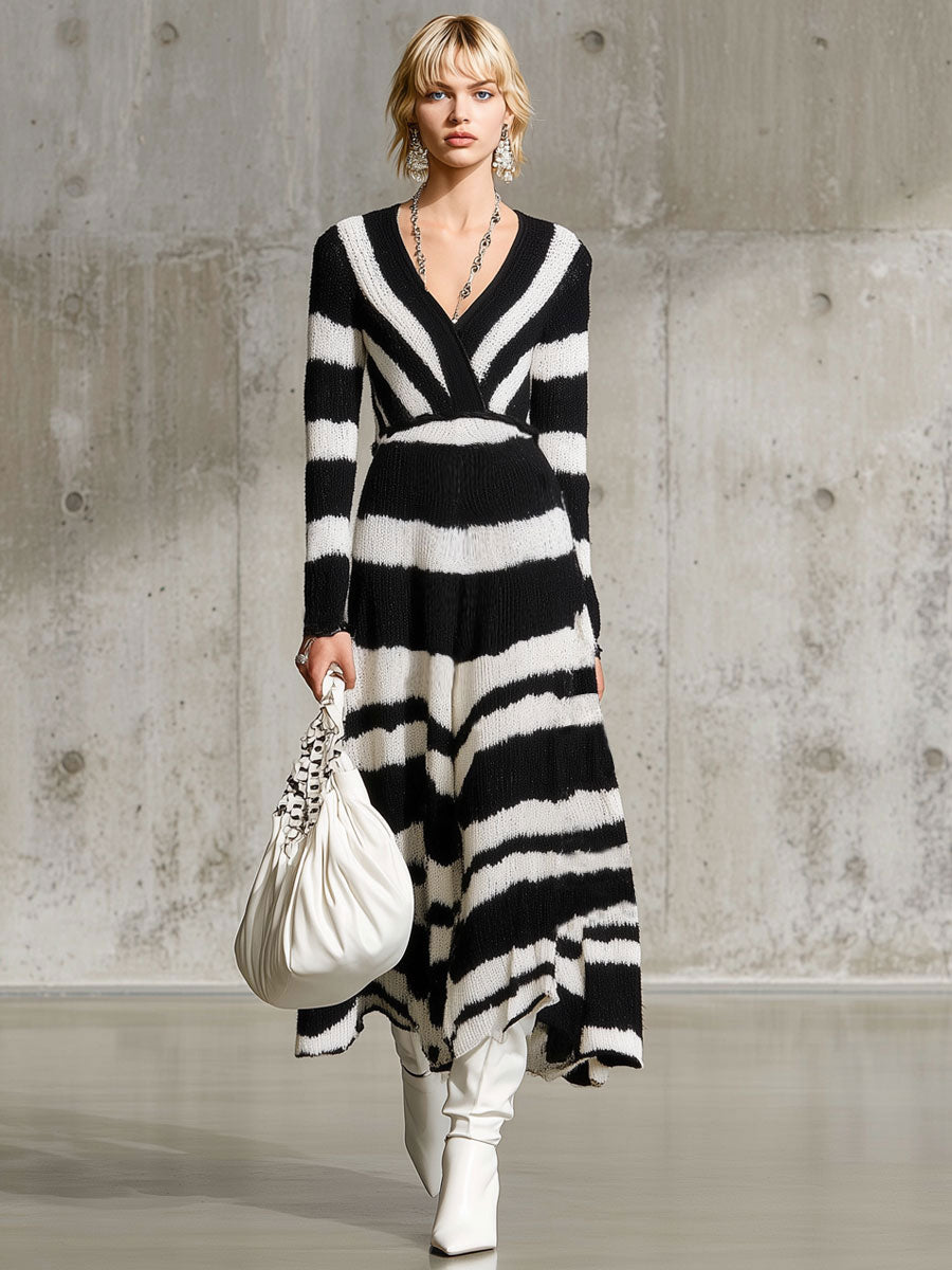 Robe Maxi Tricotée à Rayures Noires et Blanches - Style Rétro avec Décolleté en V