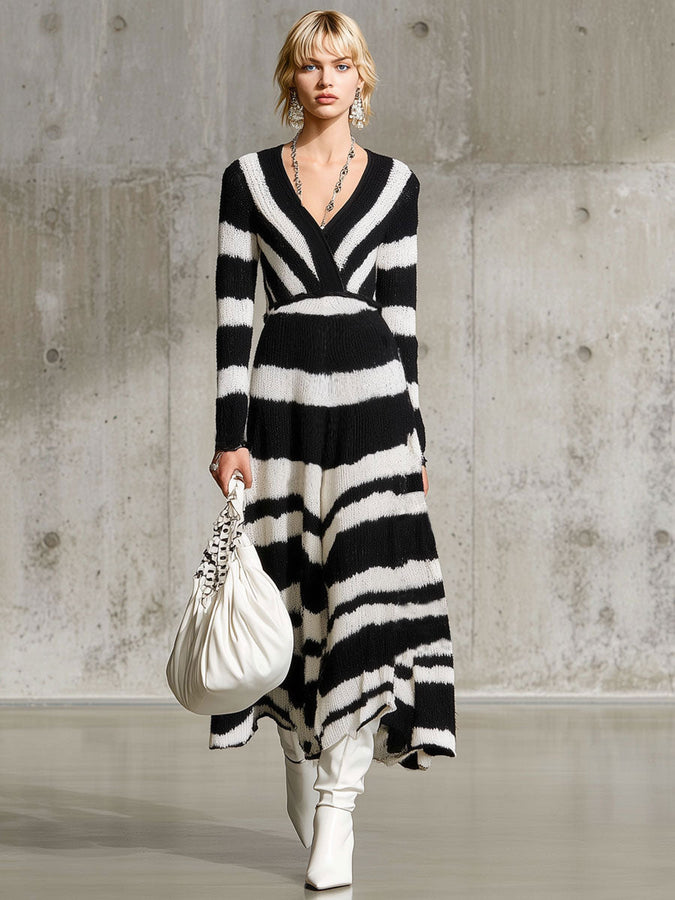 Robe Maxi Tricotée à Rayures Noires et Blanches - Élégance Rétro avec Décolleté en V