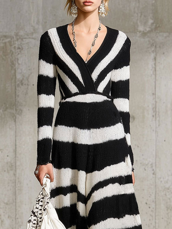 Robe Maxi Tricotée à Rayures Noires et Blanches - Élégance Rétro avec Décolleté en V