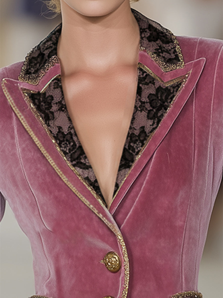 Veste en Velours Rose Élégante avec Col en Dentelle et Détails en Ruban Doré