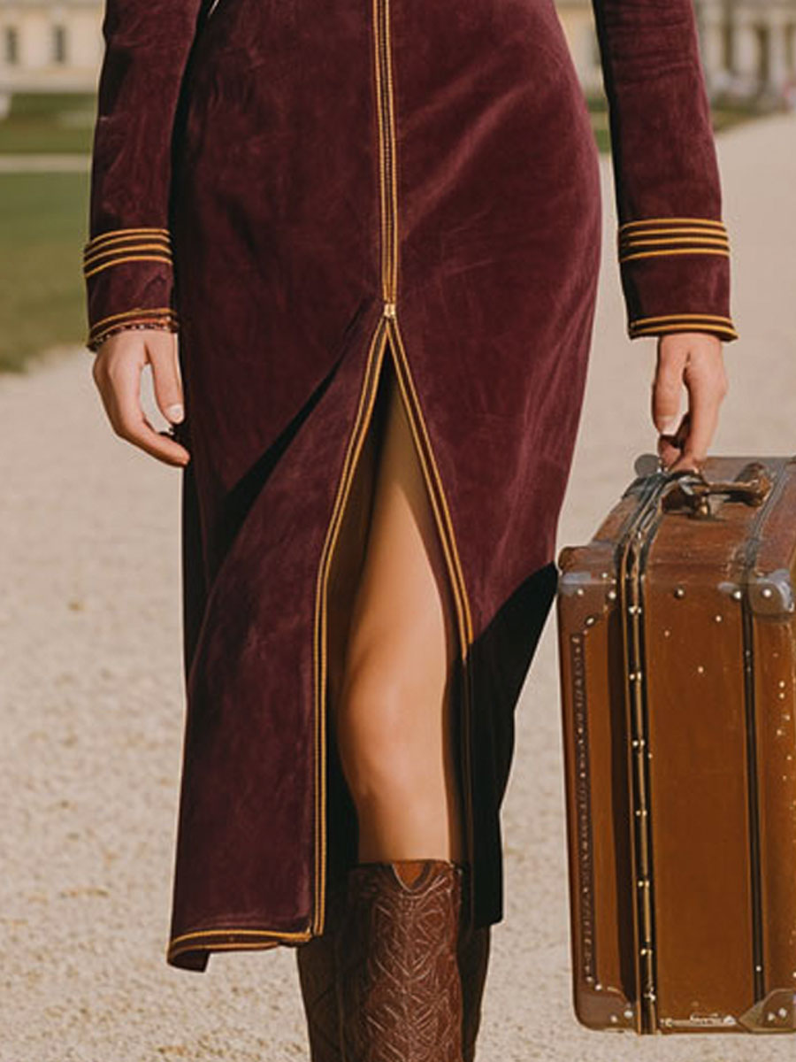 Robe Midi Bordeaux en Suédine avec Élégants Détails Dorés Rétro